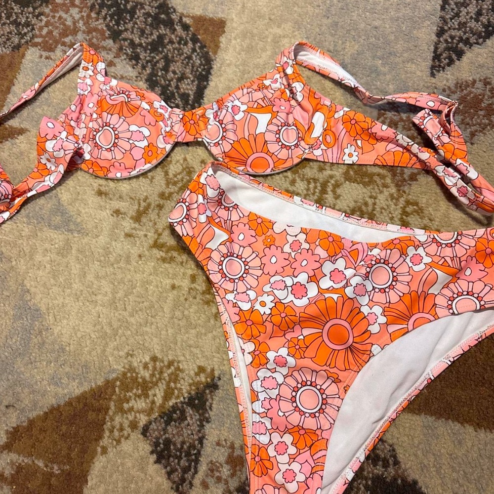 DO NOT BUY ,  WAS ALREADY SOLD!!!
SHEIN Pink and Orange Floral Bikini
